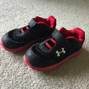 Boys 9c under Armour tennis shoes